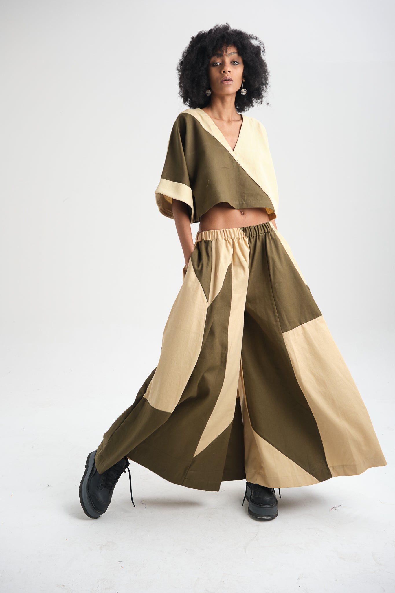 Handmade cotton canvas top in Istanbul – soft, stylish, and perfect for modern sustainable fashion. Ethically crafted, ideal for tourists and shoppers in Turkey.